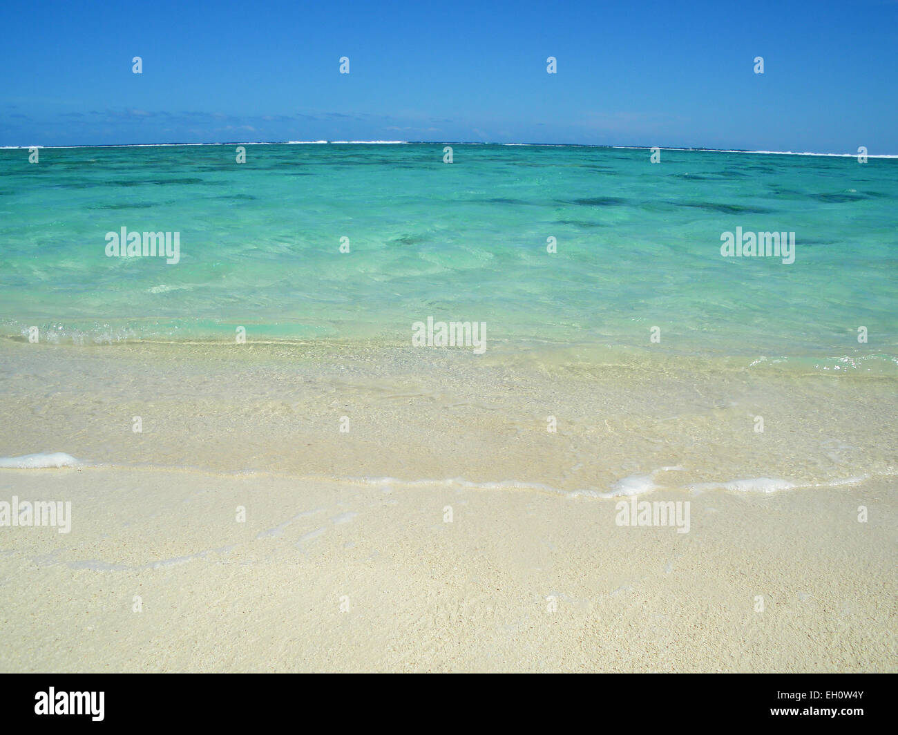Bella Tropical Ocean Beach con cielo blu e colori vibranti in Rarotonga Isole Cook Foto Stock