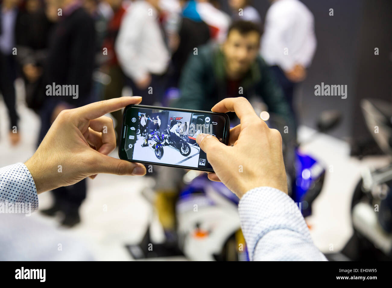 ISTANBUL, Turchia - 27 febbraio 2015: persone che visitano e foto in posa sui motocicli sul display in Eurasia motobike expo 2015, Foto Stock