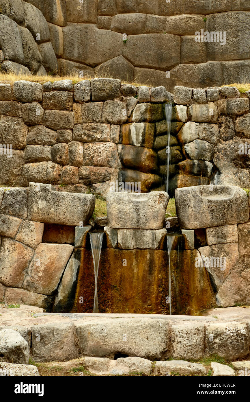 El Bano del Inca (l'Inca bagno), cerimoniale di vasche di pietra, Tambomachay rovine Inca, Cusco, Perù Foto Stock