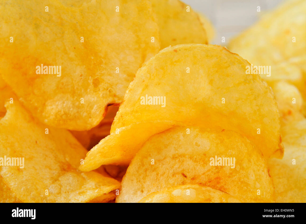 Primo piano di una pila di appetitosi potato chips Foto Stock
