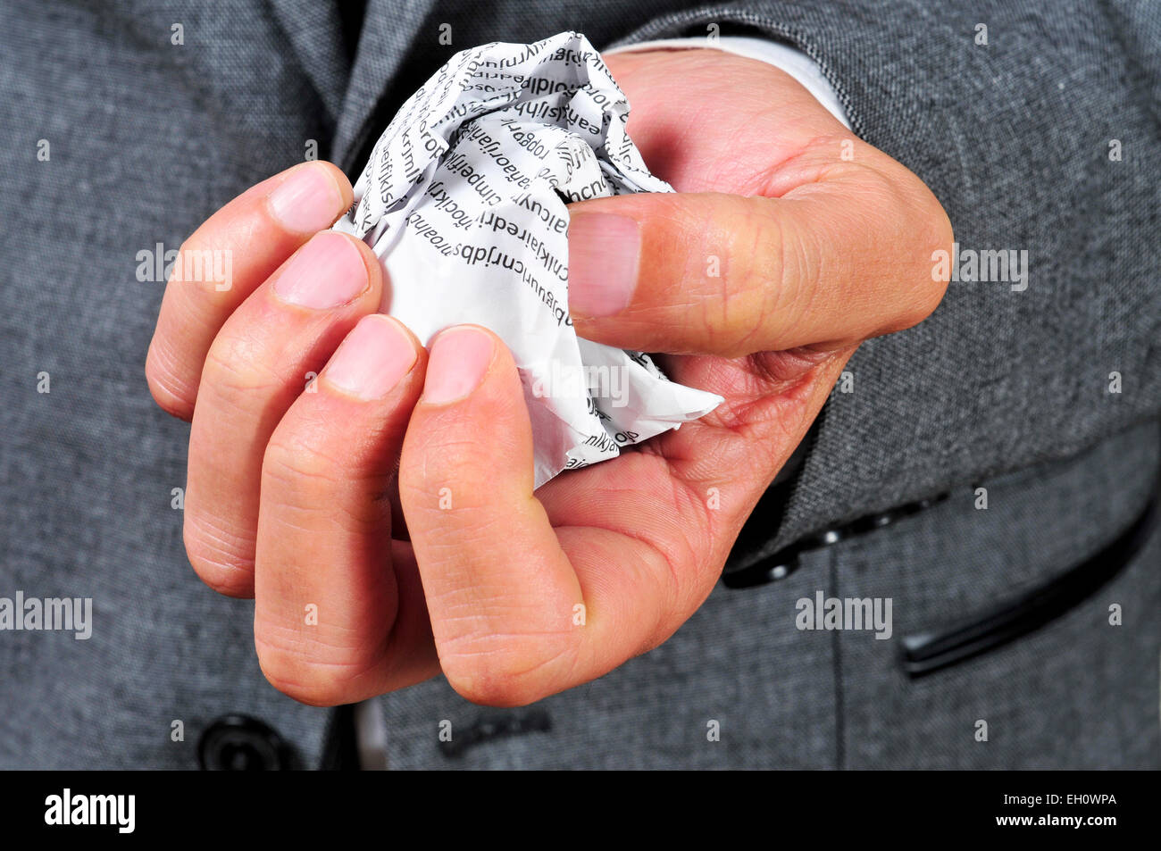 Un uomo che indossa una tuta con accartocciata un pezzo di carta in mano  Foto stock - Alamy