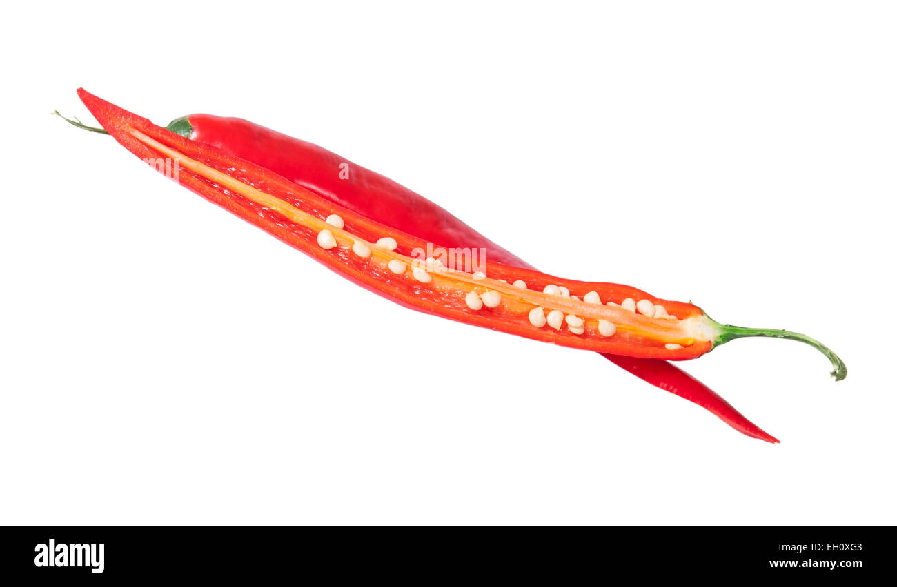 Due metà di intersezione di peperoncino rosso isolato su sfondo bianco Foto Stock