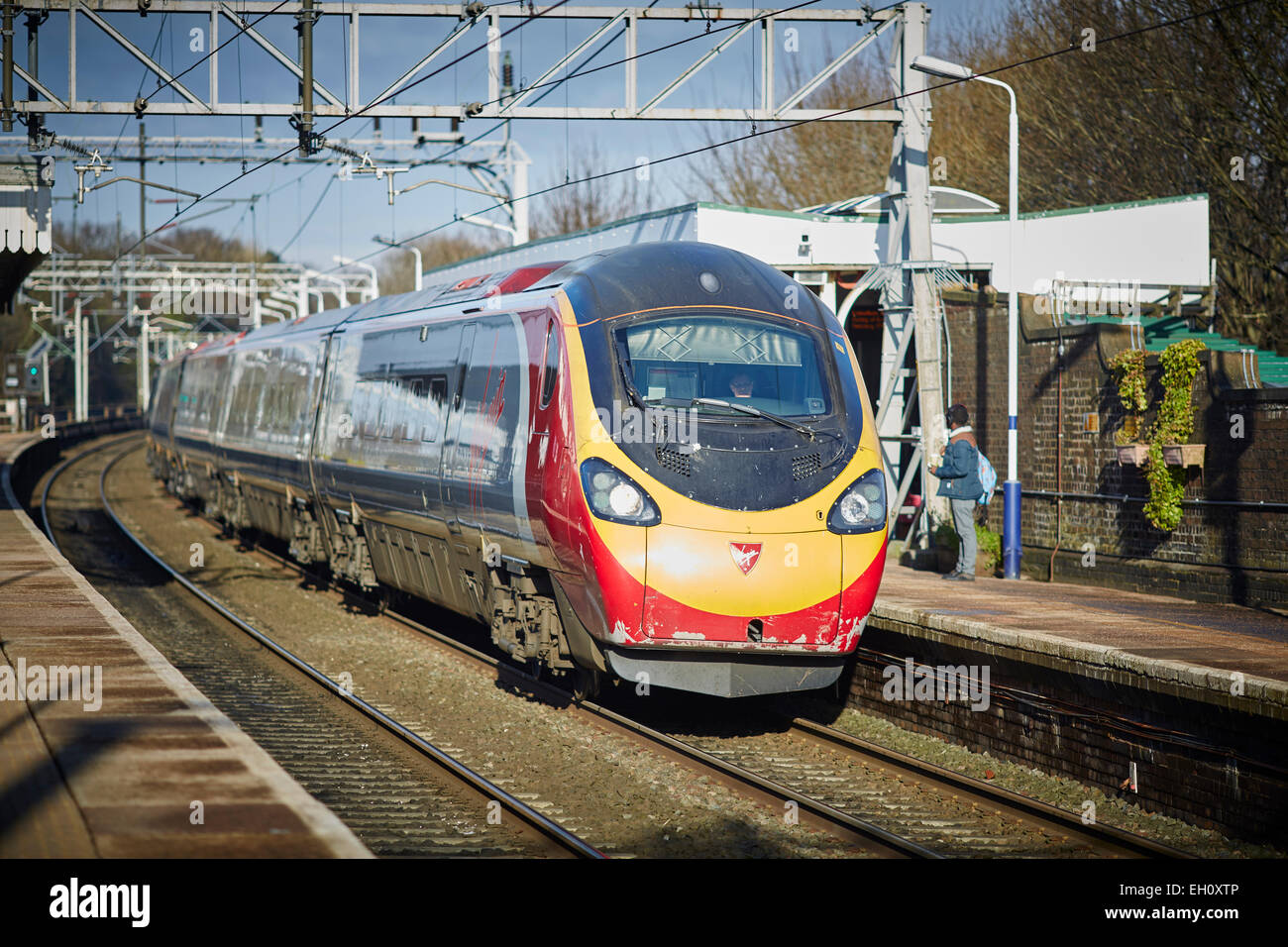 Wilmslow Chesire Alstom ferroviaria classe 390 treno pendolino per la Virgin Foto Stock