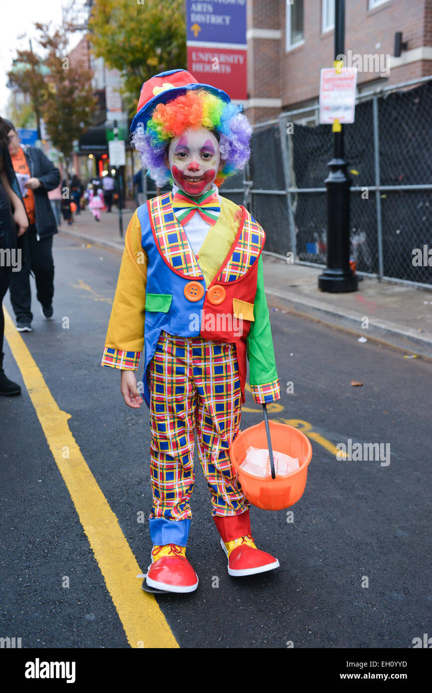 Bambino vestito come un clown in posa per le strade di Newark, New