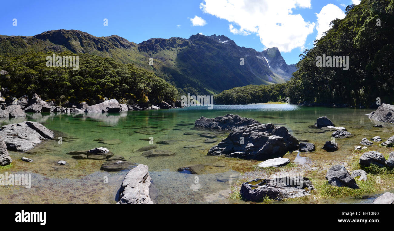 Vista sul bellissimo Lago di Mackenzie e le montagne circostanti dall'Routeburn via in Otago, Nuova Zelanda Foto Stock