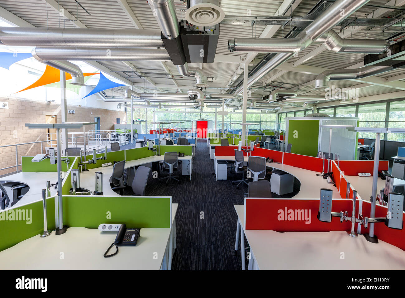 Ufficio moderno interno con un piano aperto desking Foto Stock