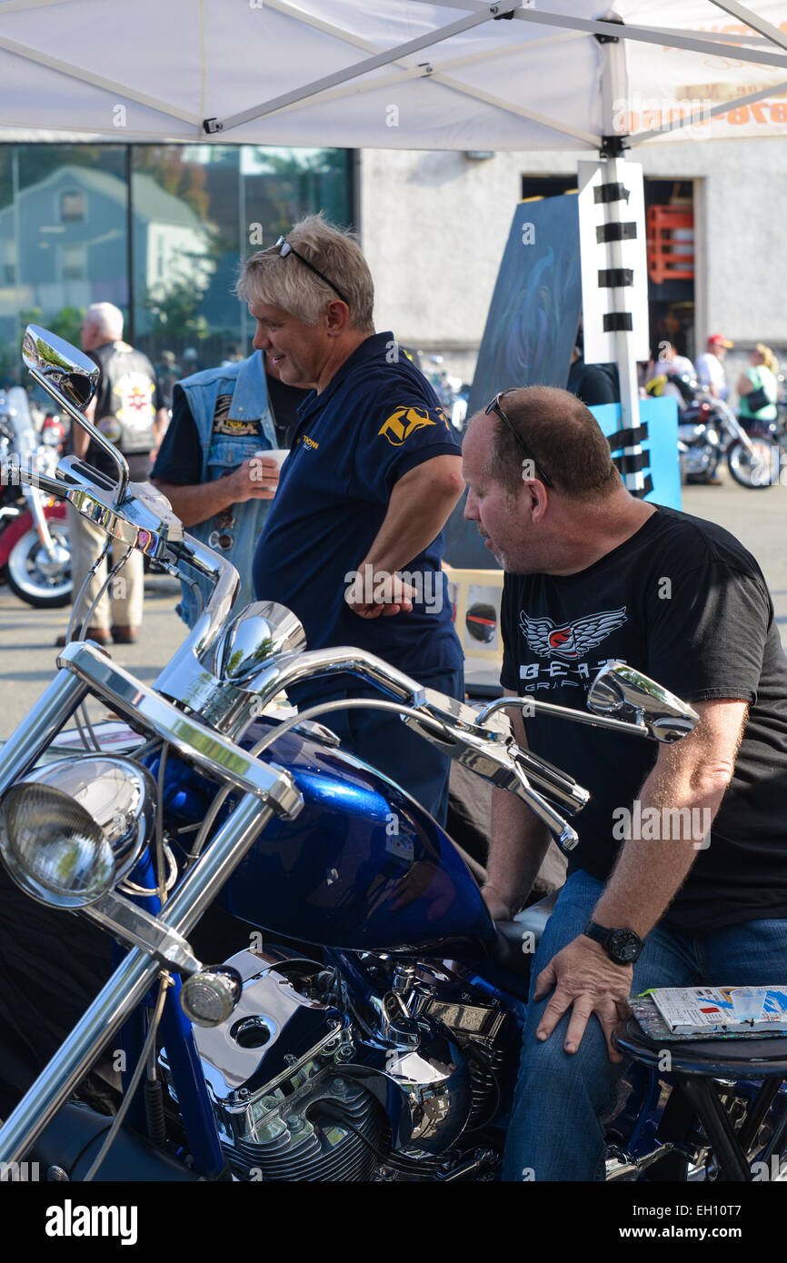 Due biker al Liberty Harley Davidson concessionario autorizzato Festa Anniversario. Rahway, New Jersey. Stati Uniti d'America Foto Stock