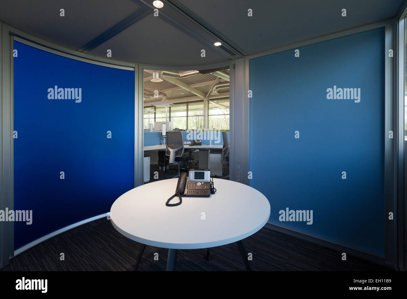 Un incontro pod in un ufficio moderno interno con un piano aperto desking Foto Stock