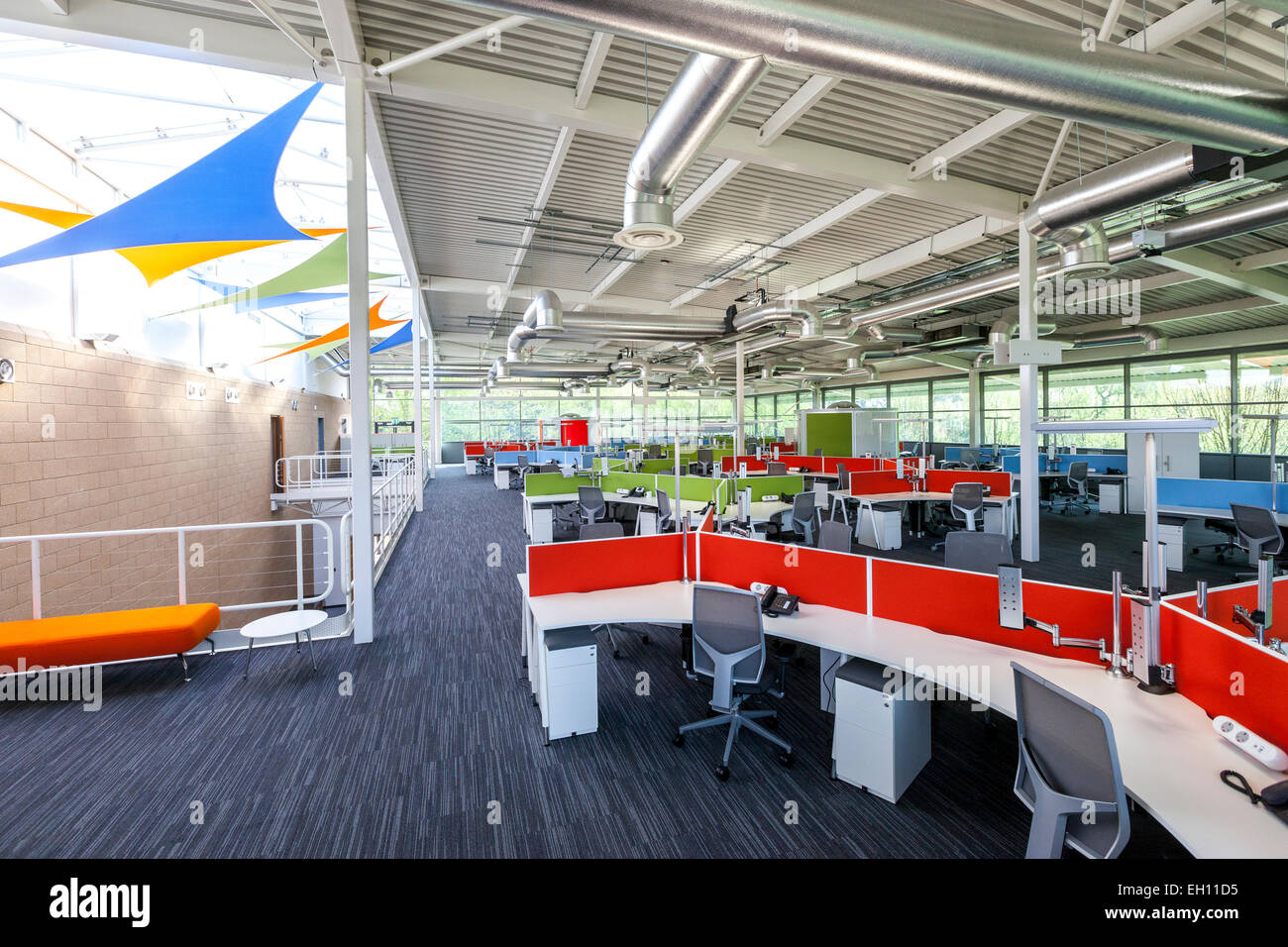 Ufficio moderno interno con un piano aperto desking Foto Stock