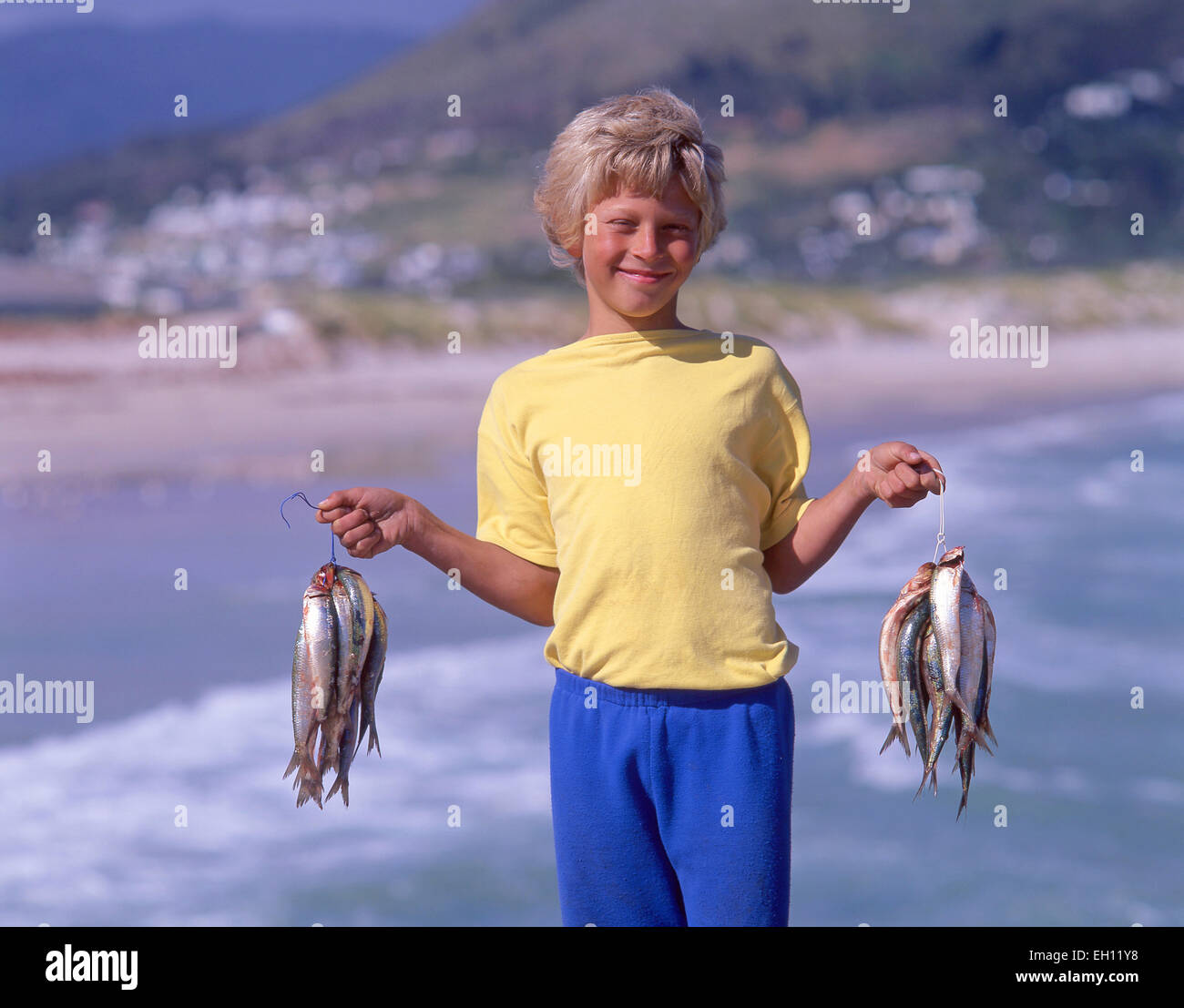 Ragazzo giovane con pesce pescato, Hout Bay, Città del Capo, Cape Peninsula, Western Cape, Repubblica del Sud Africa Foto Stock