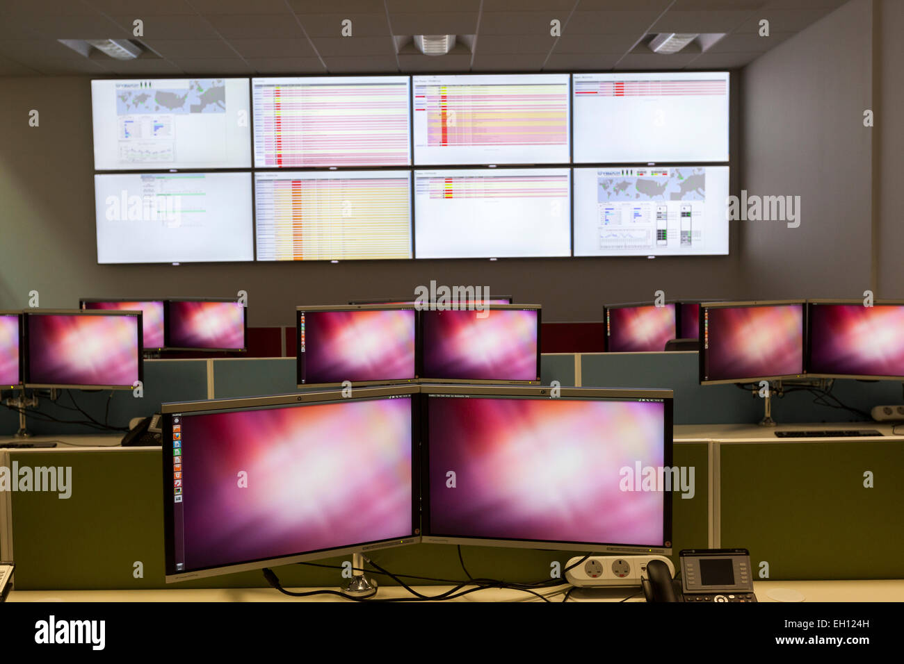 Ufficio moderno interno con il trading floor open plan desking Foto Stock
