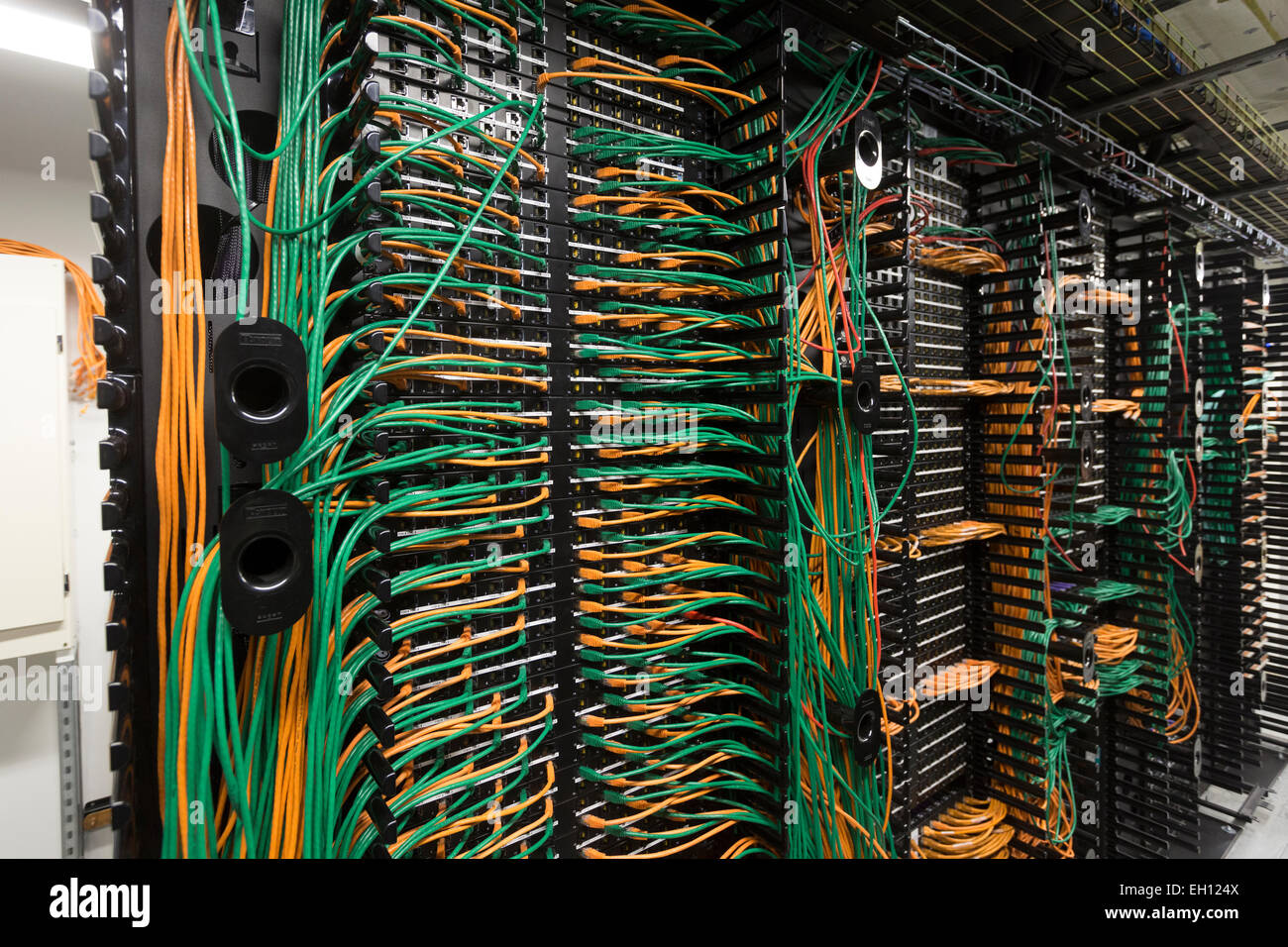 I dati di installazione di cablaggio per un grande ufficio moderno interno Foto Stock
