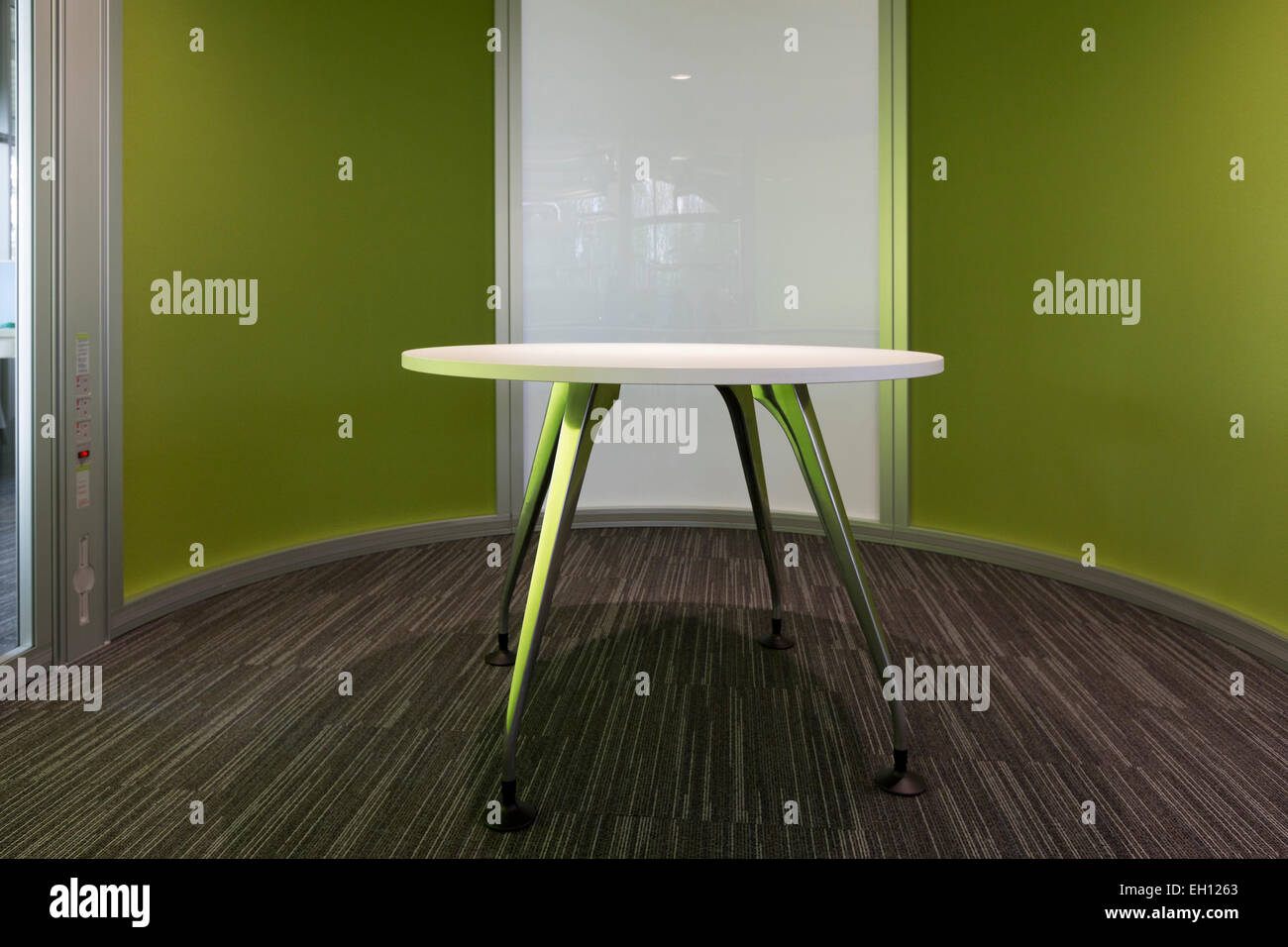 Un incontro pod in un ufficio moderno interno con un piano aperto desking Foto Stock