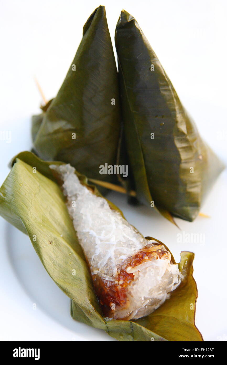 Perle di tapioca e palm zucchero cotto avvolto in foglie di banana Foto Stock