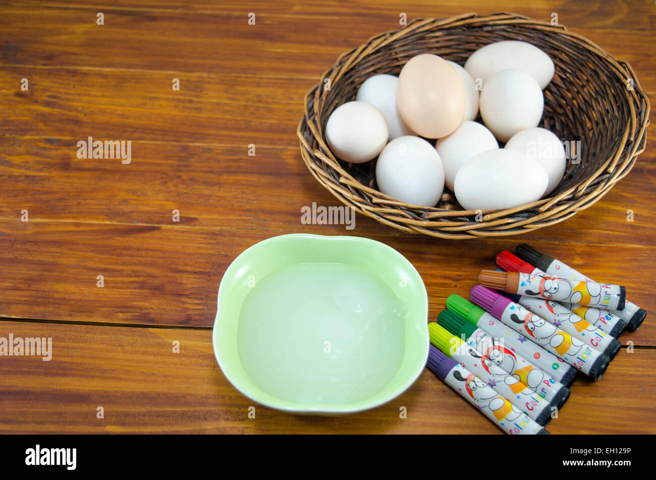 Le uova cotte pronto per essere verniciato per Pasqua, in un cesto su un tavolo Foto Stock