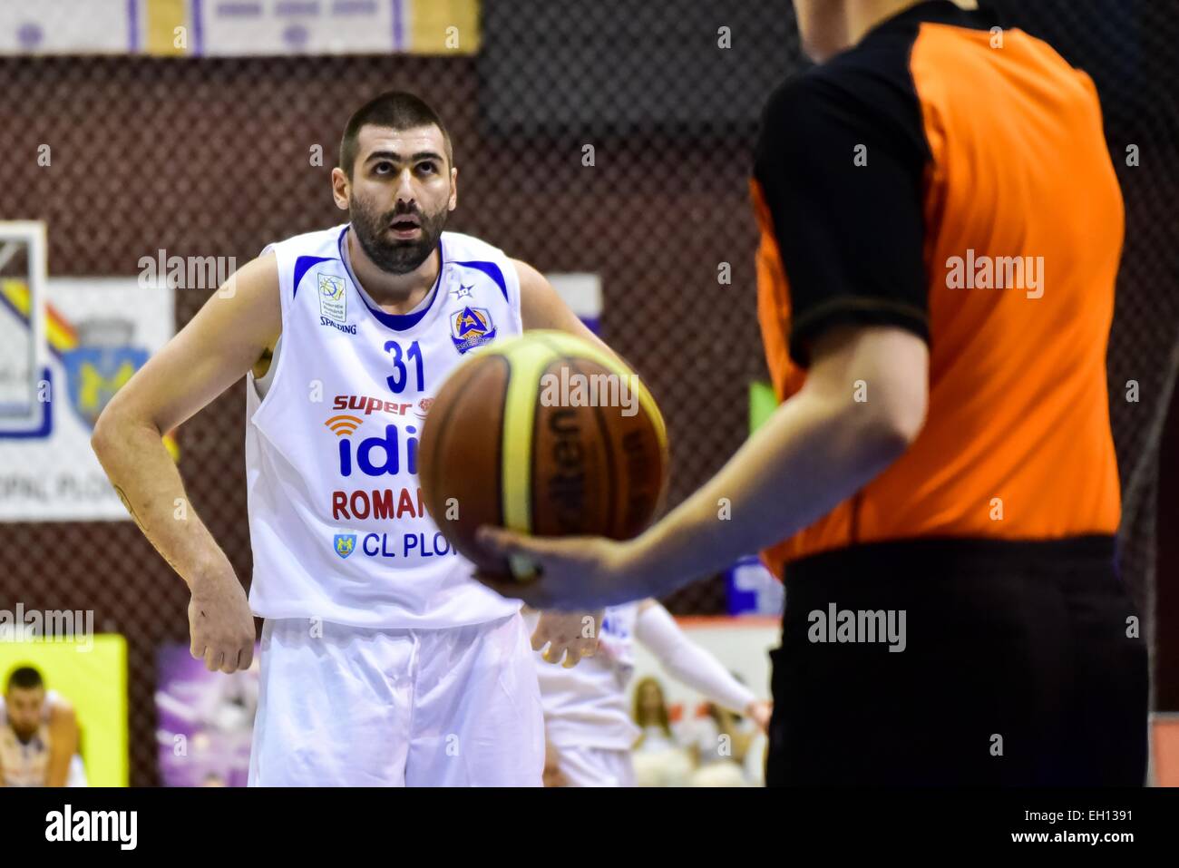 Tulcea, Romania. 4 Marzo, 2015. Ivan Zigeranovic #31 di Asesoft Ploiesti in azione durante il LNMB (Liga Nationala de Baschet Masculin) ROU gioco tra CSU Asesoft PLoiesti ROU e SCMU Craiova ROU presso la Sala Sporturilor Olimpia, Tulcea, Romania ROU. Catalin Soare/www.sportaction. Credito: Cal Sport Media/Alamy Live News Foto Stock
