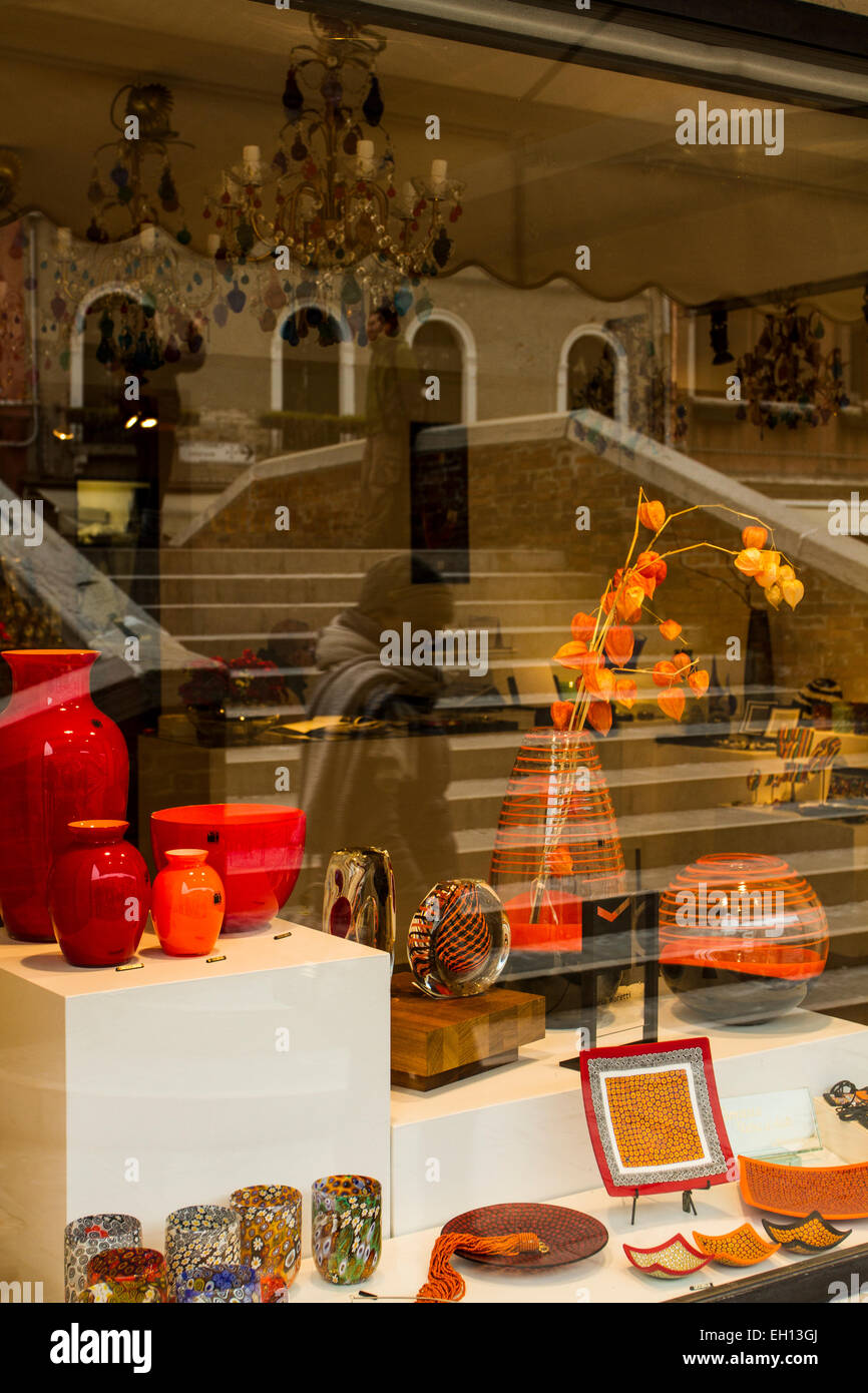 Finestra anteriore display di un negozio di vetro. Murano, Provincia di Venezia, Italia. Foto Stock
