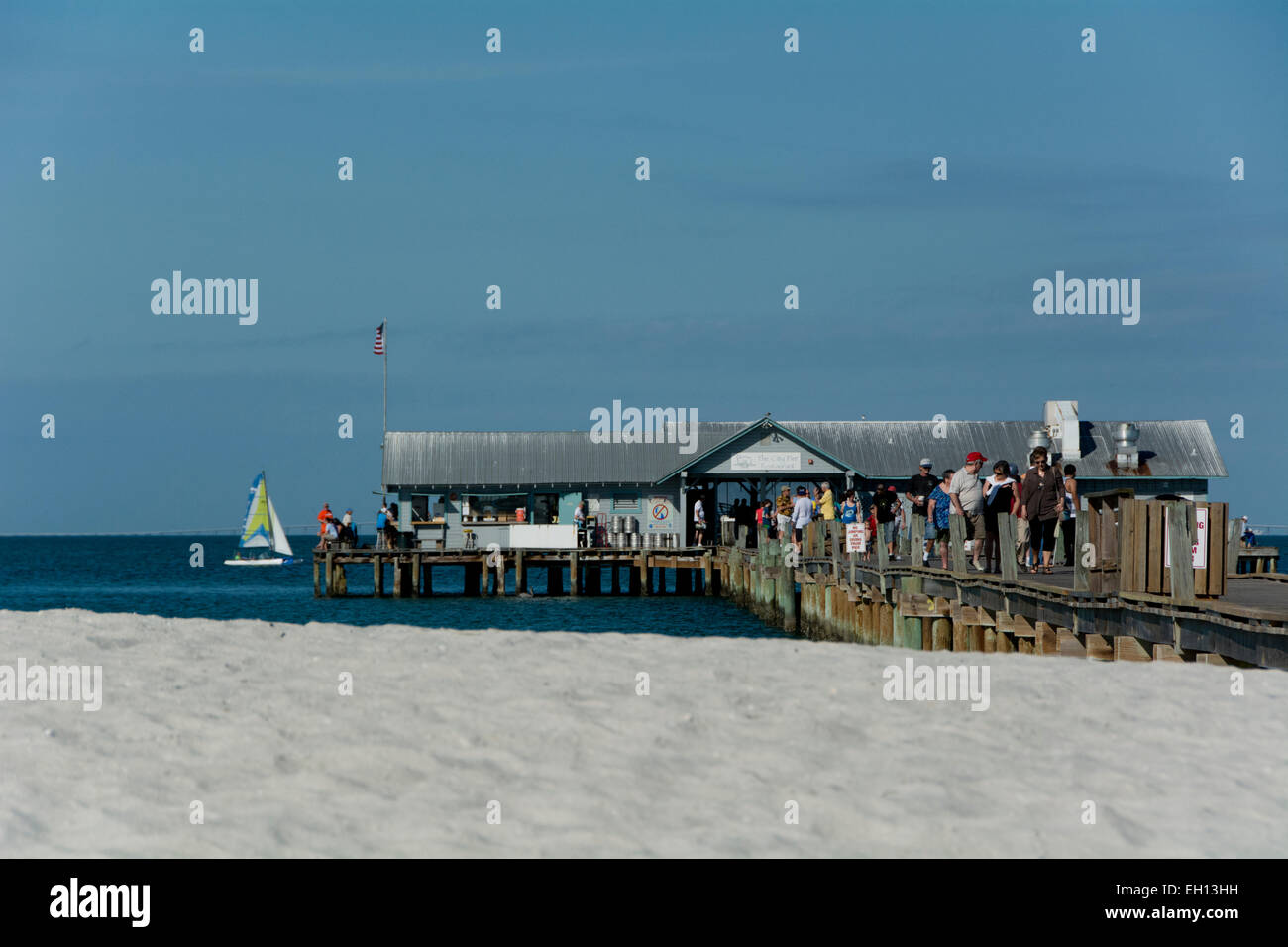 La città Ristorante Pier come visto dalla spiaggia su Anna Maria Island in Florida Foto Stock