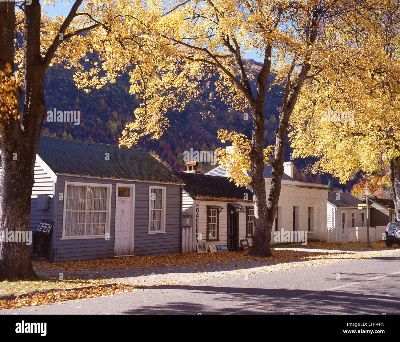Cottage coloniale in colori autunnali, Buckingham Street, Arrowtown, Regione di Otago, Isola del Sud, Nuova Zelanda Foto Stock