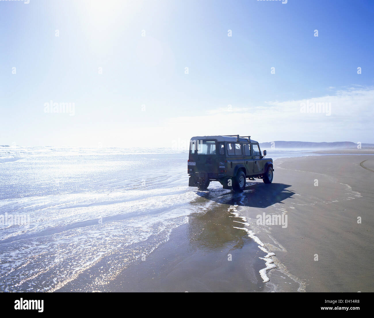 4WD Jeep guida su Ninety Mile Beach, regione di Northland, Isola del nord, Nuova Zelanda Foto Stock