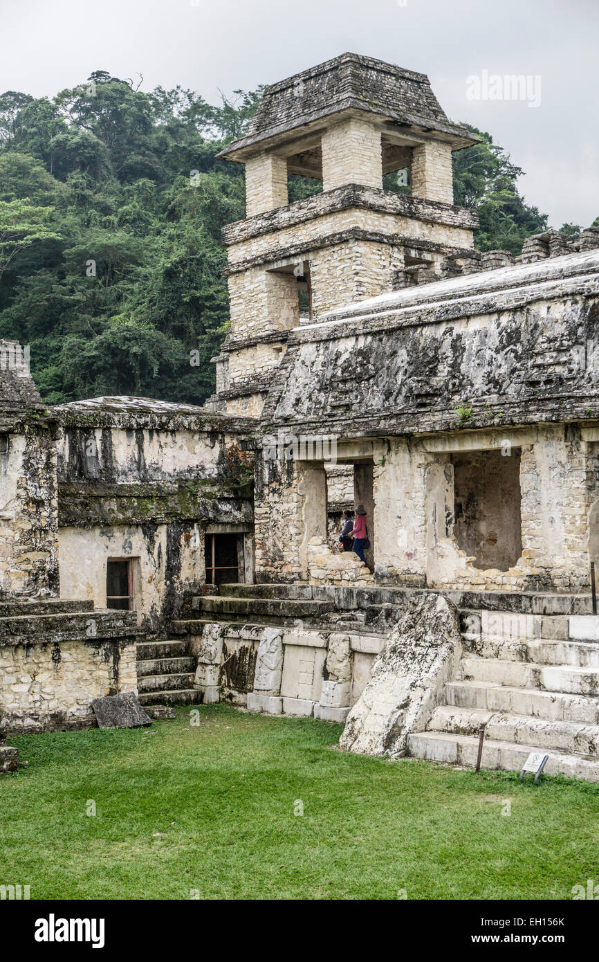 Torre di osservazione sopra angolo del patio est di catturato Chieftains con pietra bassorilievo scultura guerrieri captive Palenque Foto Stock