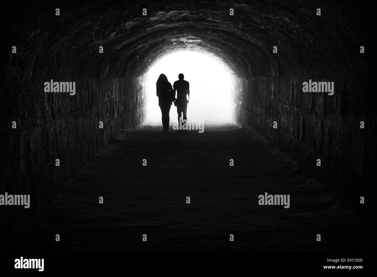Giovane e la luce alla fine del tunnel. La speranza e la libertà Foto Stock