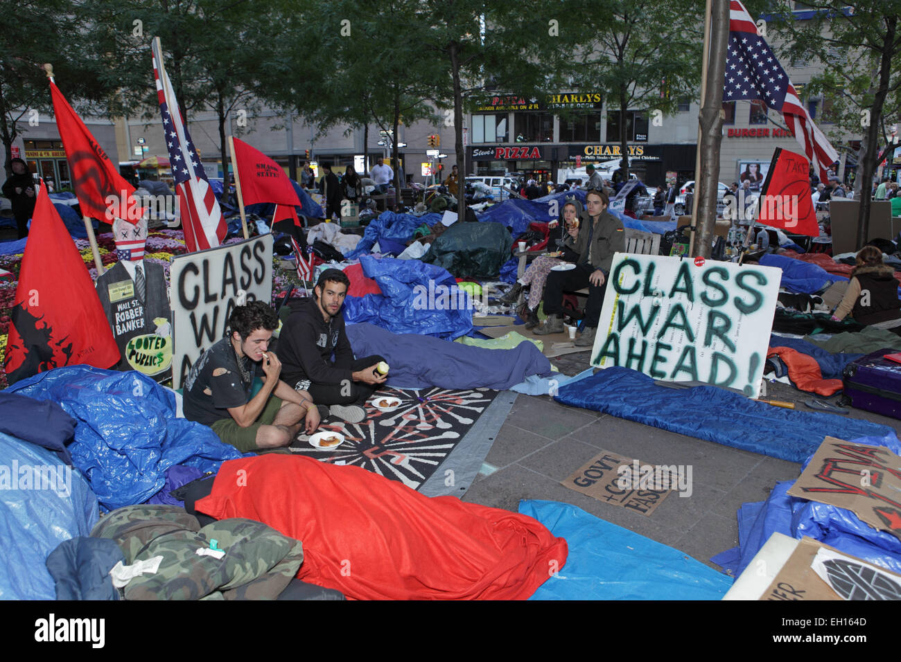 Giovani dormire nel parco a occupare Wall Street protesta camp in Zuccotti Park, New York Foto Stock