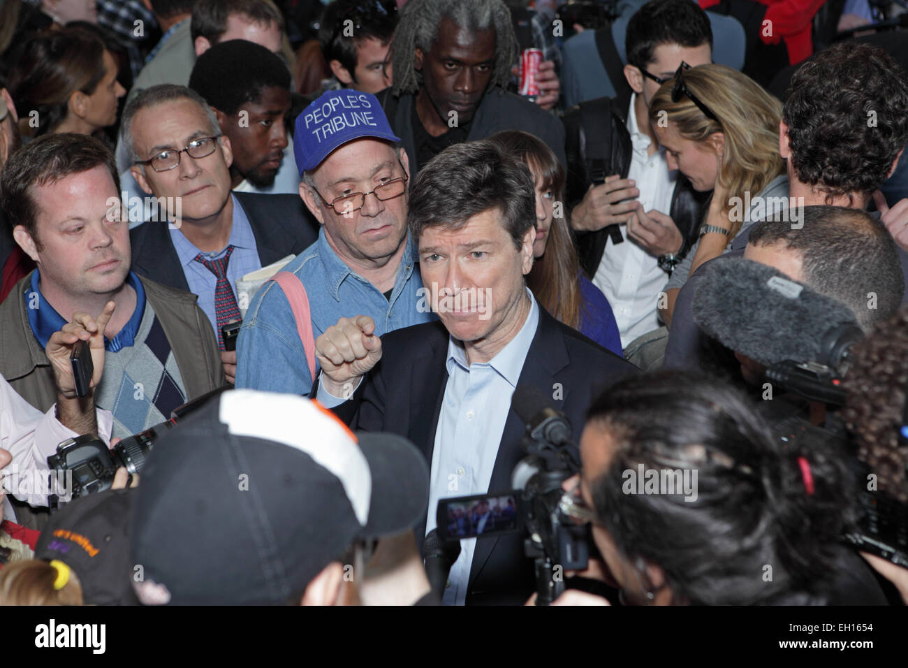 Jeffrey Sachs parla di una folla di persone tra cui vari media a occupare Wall Street protesta in Zuccotti Park, New York Foto Stock