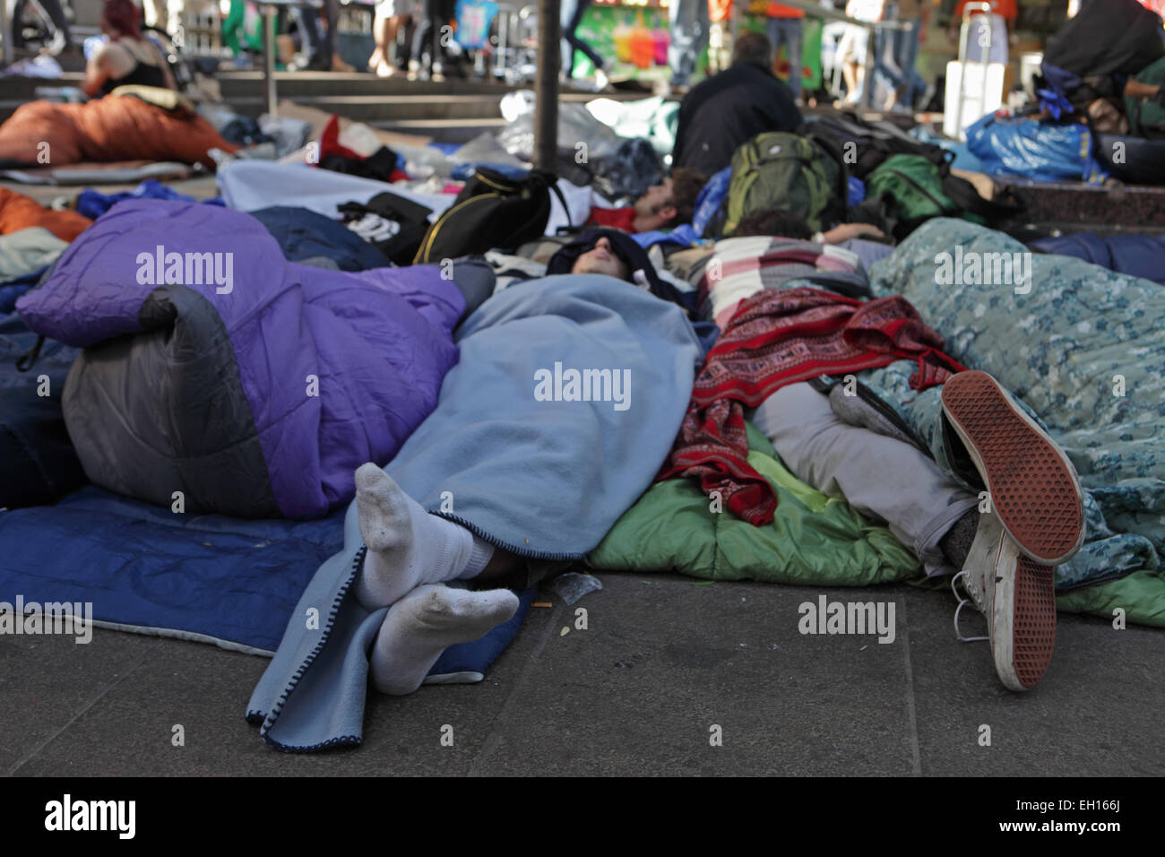 I giovani manifestanti dormire fuori a occupare Wall Street protesta in Zuccotti Park, New York Foto Stock