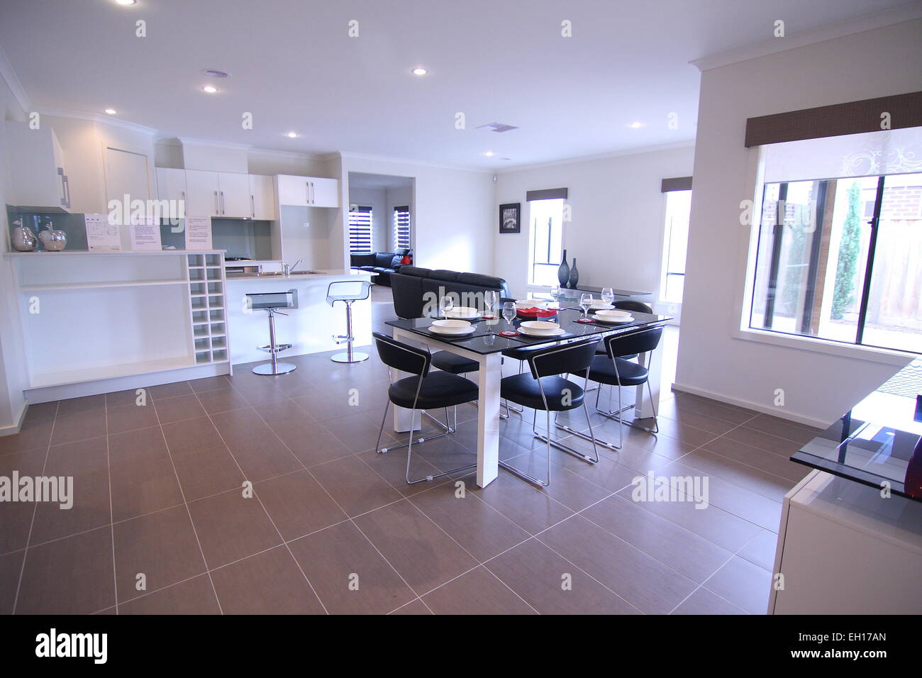 Bianca e moderna cucina con pavimento di piastrelle Foto Stock