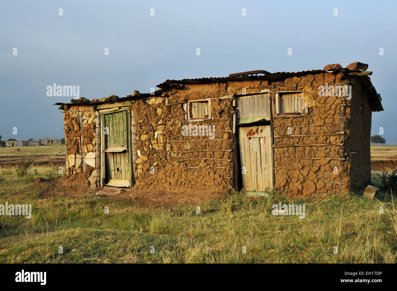 Isandlwana, KwaZulu-Natal, Sud Africa, primitiva weathered house, Zululand campagna, costruzione di pali di legno e mattoni di fango, persone, alloggiamento Foto Stock