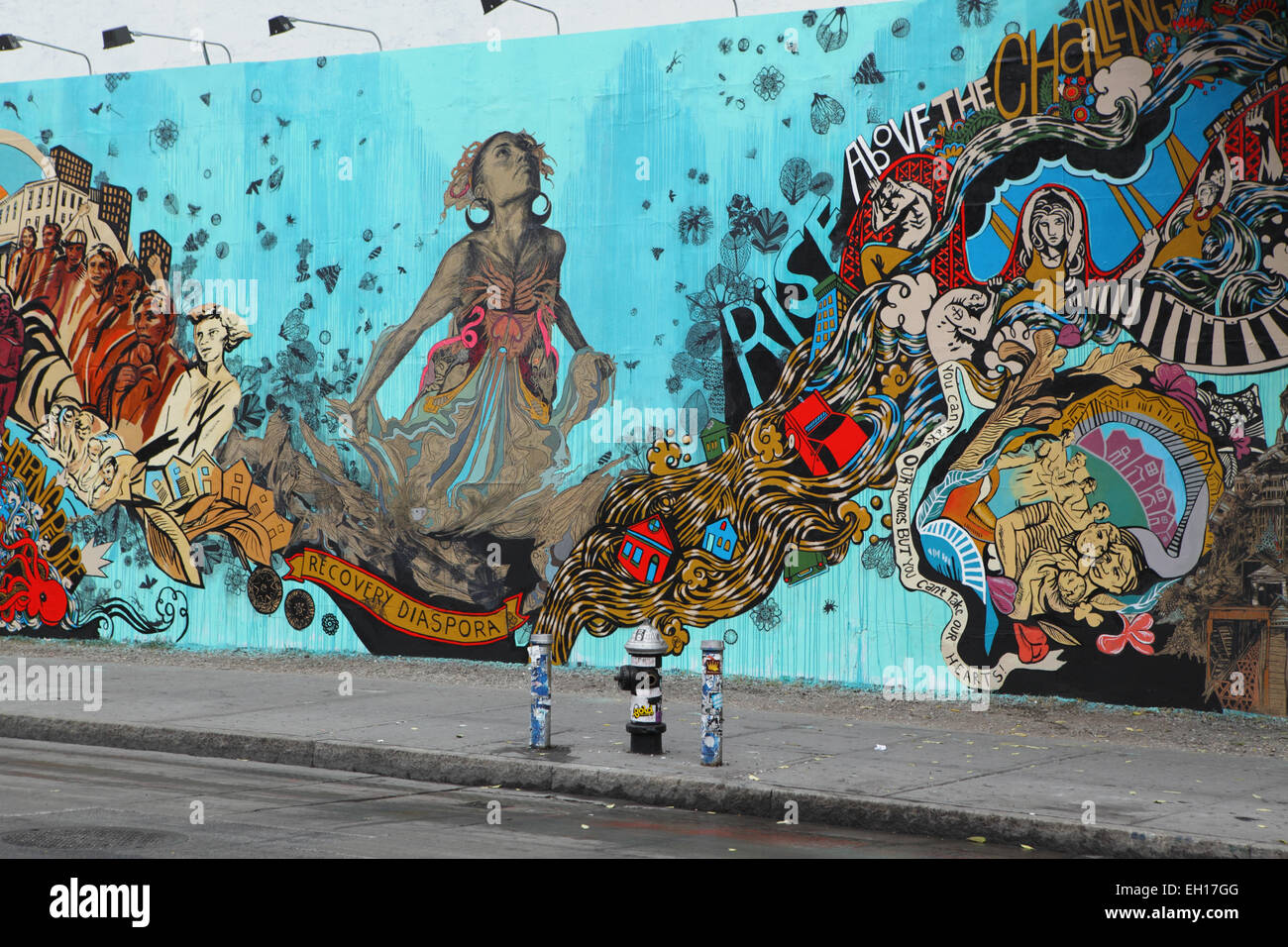 Un murale colorato installato da Swoon sul Bowery Mural Wall su Houston Street sul lato inferiore Est di New York Foto Stock