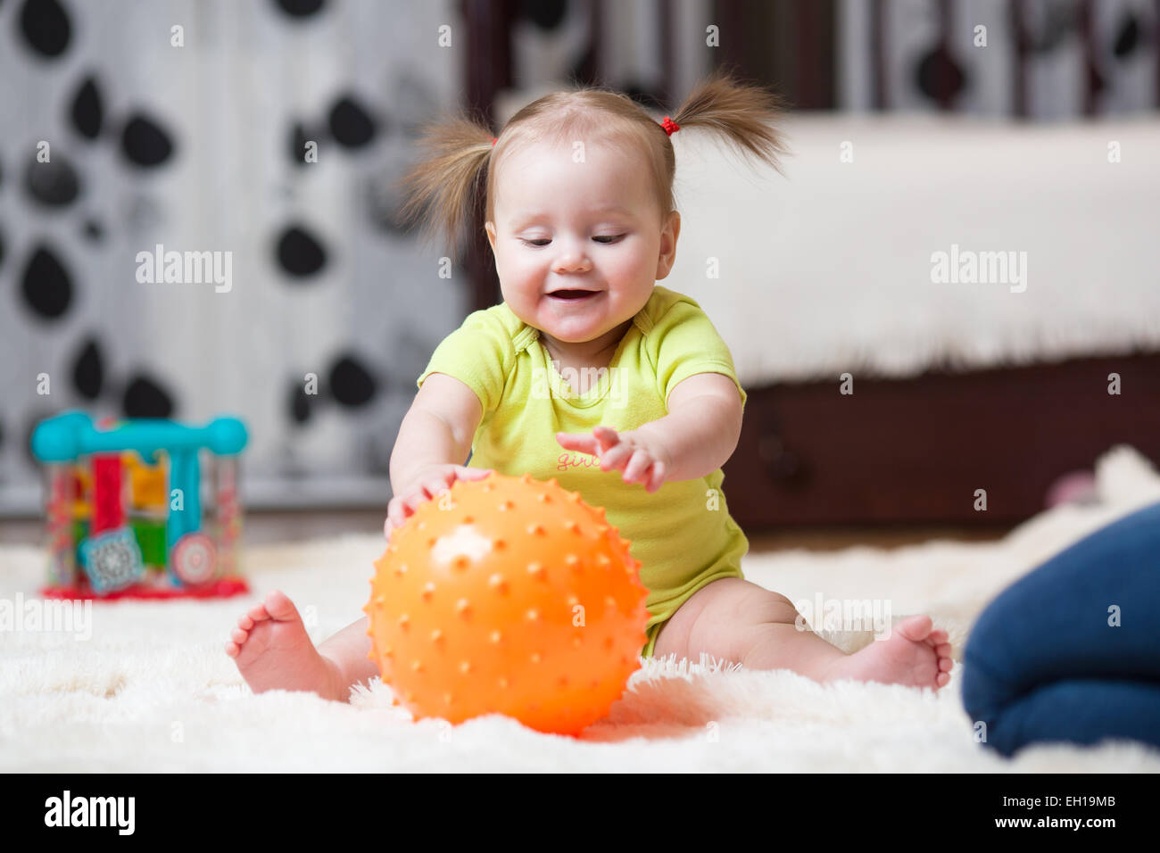 Mom giocare a palla con baby piscina Foto Stock