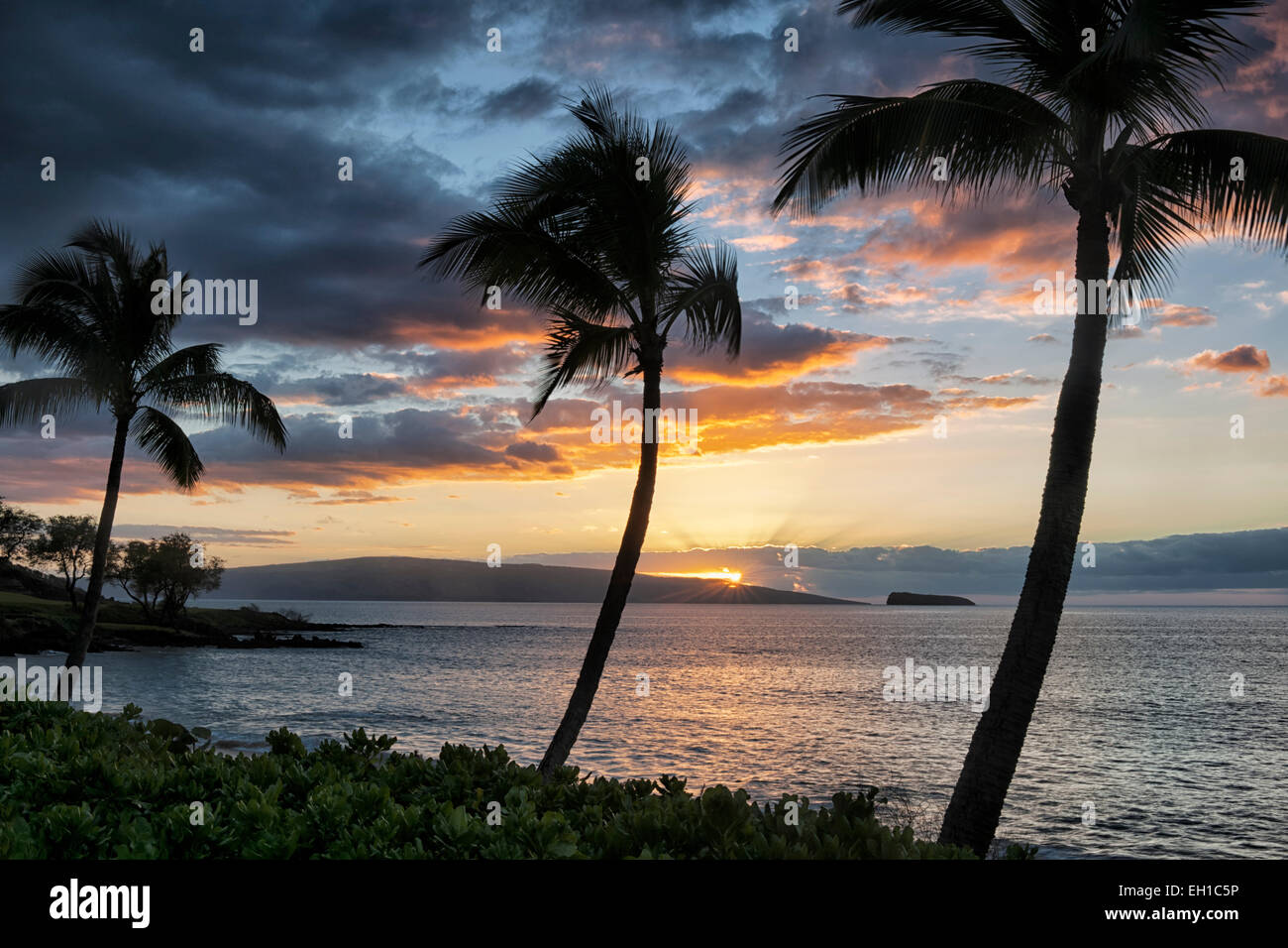 Il sole di setting da Makena Beach sagome largo delle isole di Kahoolawe e Molokini da Hawaii isola di Maui. Foto Stock