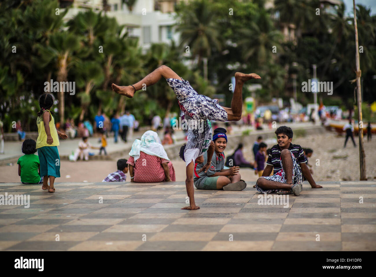 Un ragazzo che fa alcuni break dance presso un popolare luogo di incontro per i giovani in Mumbai, India Foto Stock