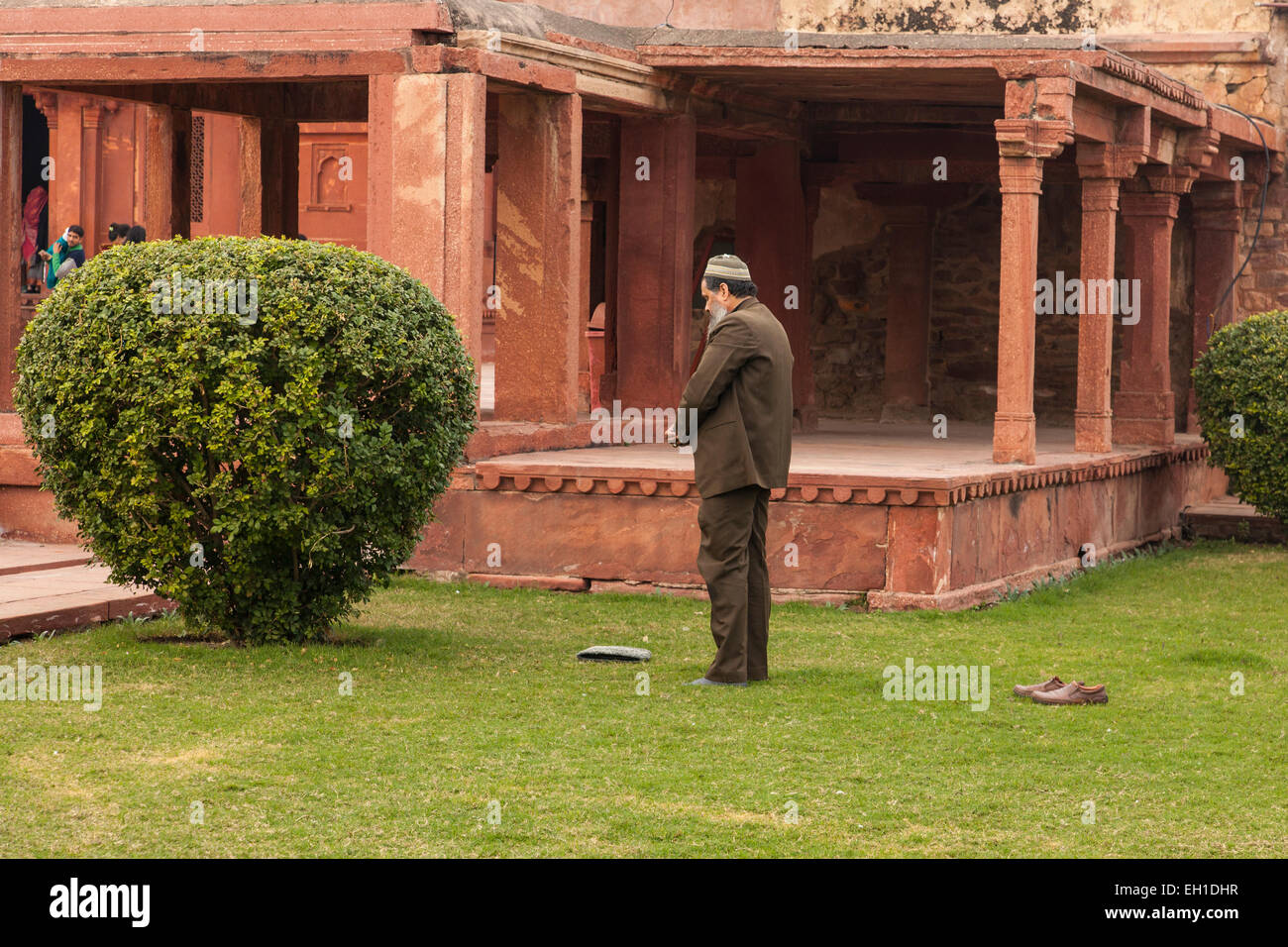 Dian uomo che prega sul suo proprio in Fatehpur Sikri, Uttar Pradesh, India Foto Stock