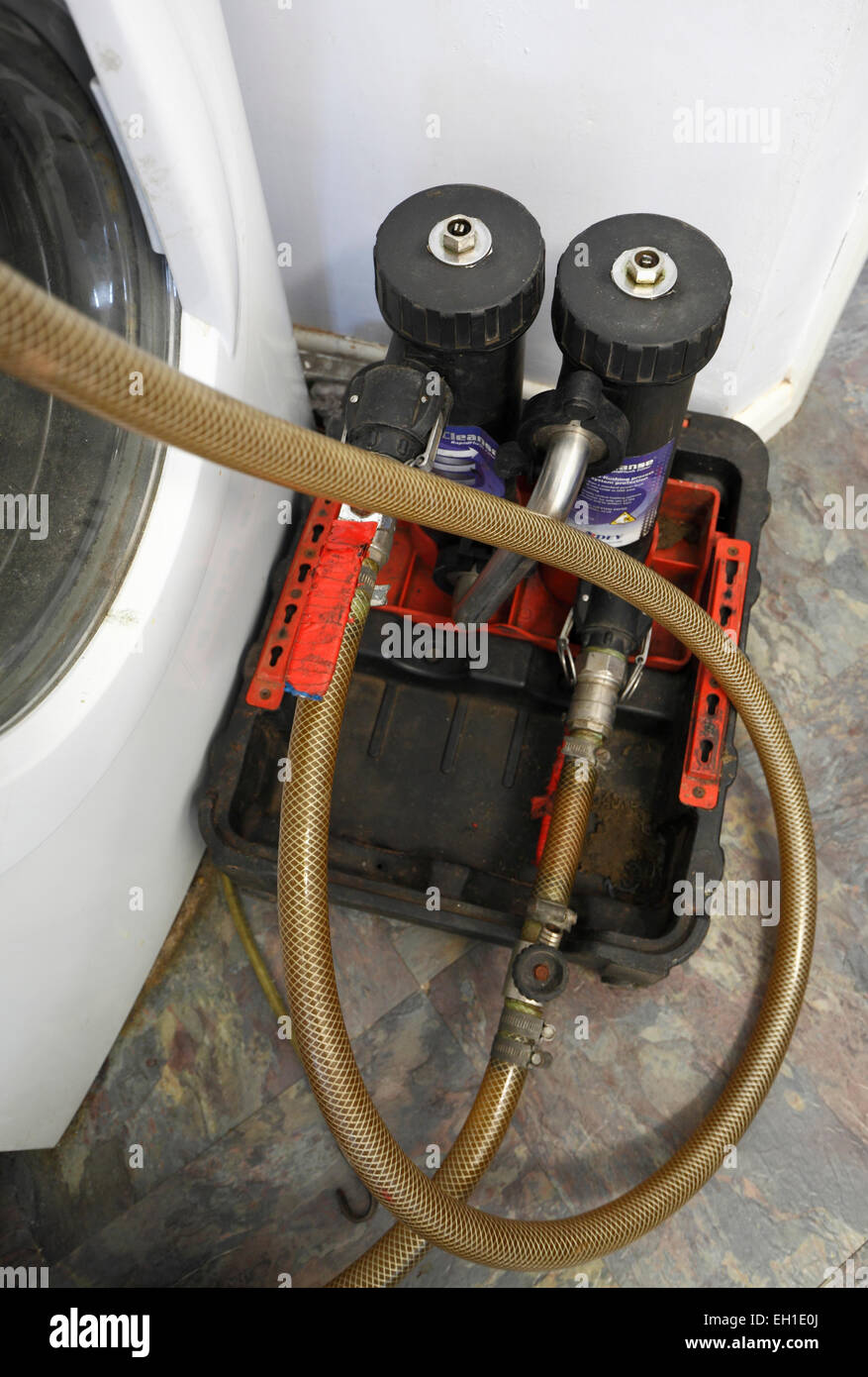 La pulizia di un sistema centrale di riscaldamento per rimuovere le particelle e i fanghi di costruire. Foto Stock