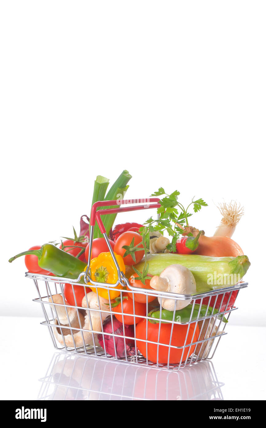 Assortimento di verdure fresche nel cestello di metallo Foto Stock