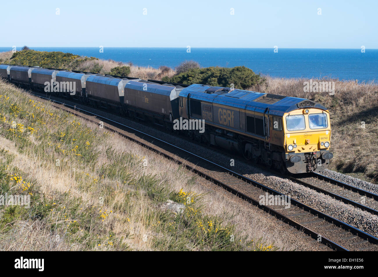 Carbone GBRf treno vicino Easington Colliery sulla costa di Durham, North East England, Regno Unito Foto Stock