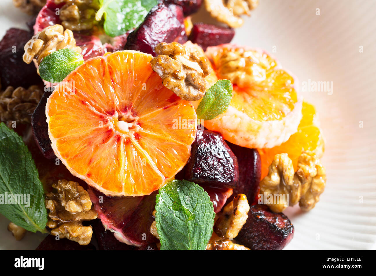 La barbabietola e l'insalata di arance con noci e foglie di menta. Foto Stock