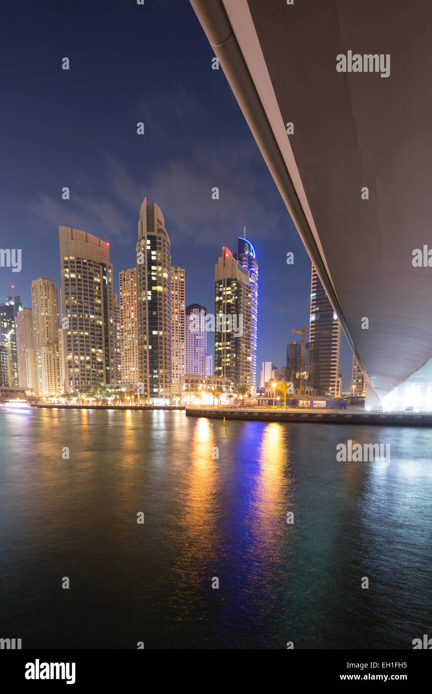 I UAE Dubai, Dubai skyline della città e Marina di notte. Foto Stock