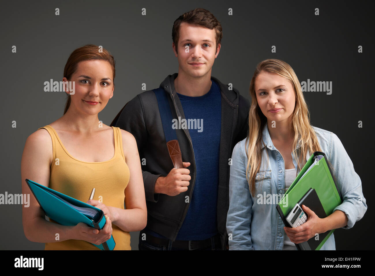 Ritratto in studio di tre studenti universitari Foto Stock