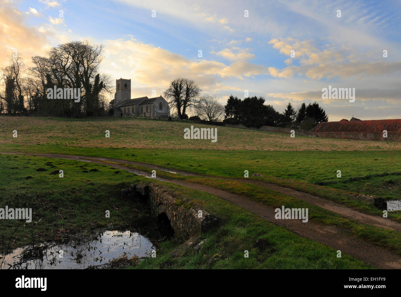Chiesa di tutti i santi a Fring con il pascolo. Foto Stock