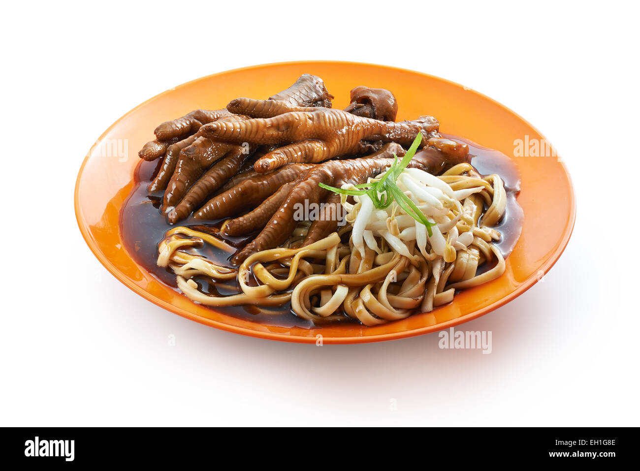 Spaghettini fritti cucinare in salsa al nero con pollo dito e i germogli di soia in chiaro blackground Foto Stock