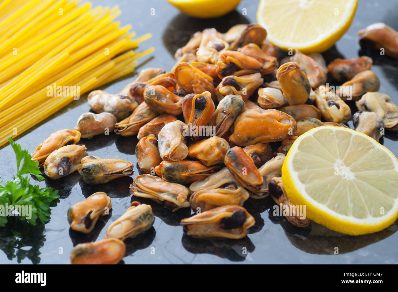 Mare al vapore cozze, limone, prezzemolo e spaghetti. Foto Stock