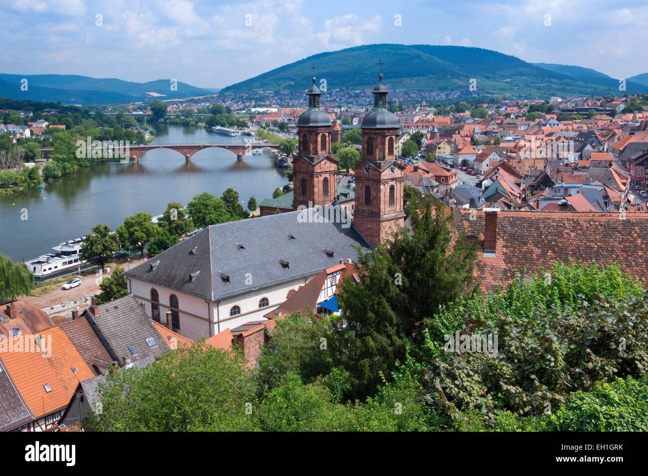 Vista dal castello mildenburg giù per il fiume principale e miltenberg città con st. chiesa jakobus, Baviera, Germania, Europa Foto Stock