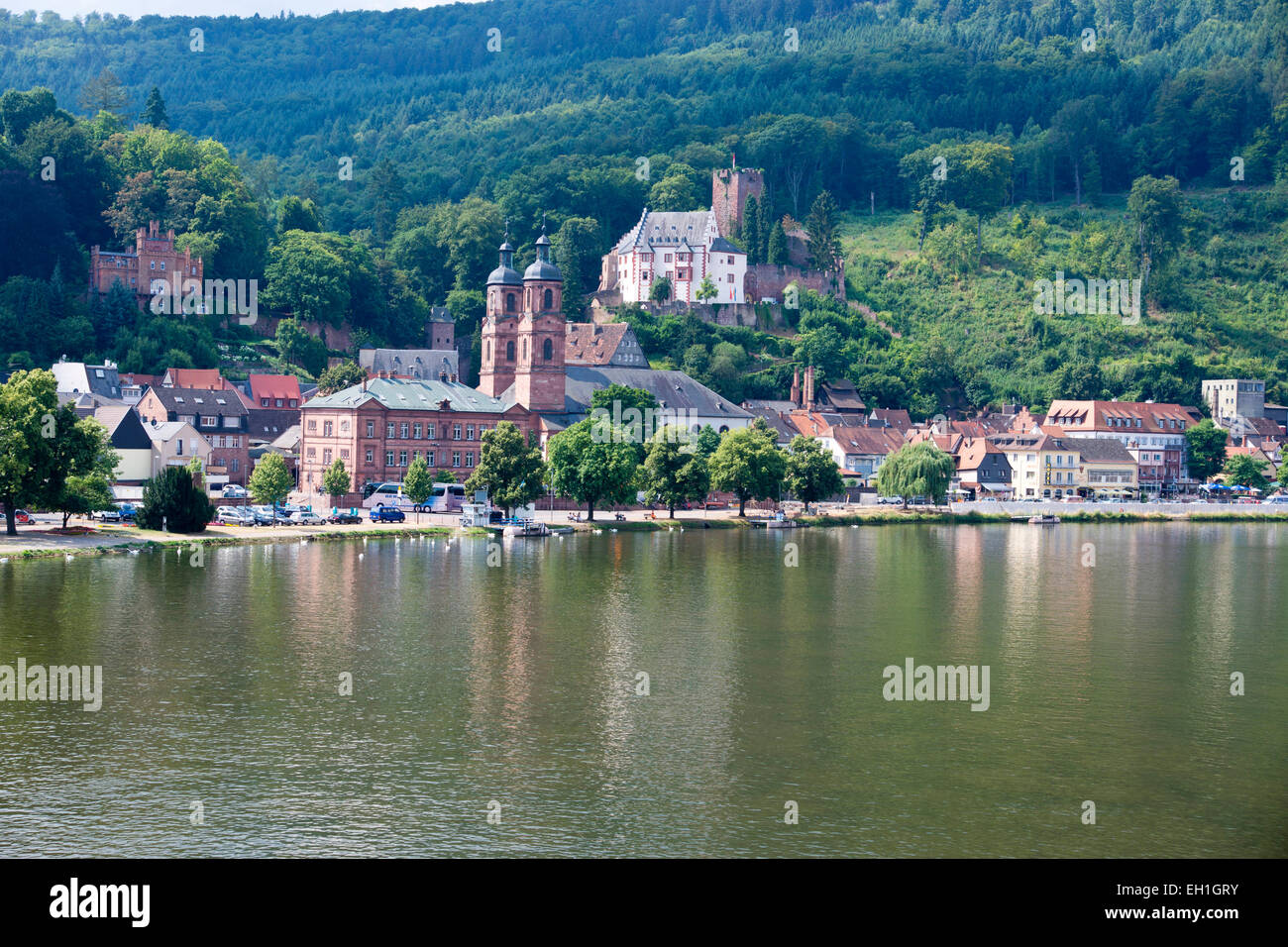 Vista sul fiume principale a Miltenberg città con st. jakobus chiesa e castello mildenburg, Baviera, Germania, Europa Foto Stock