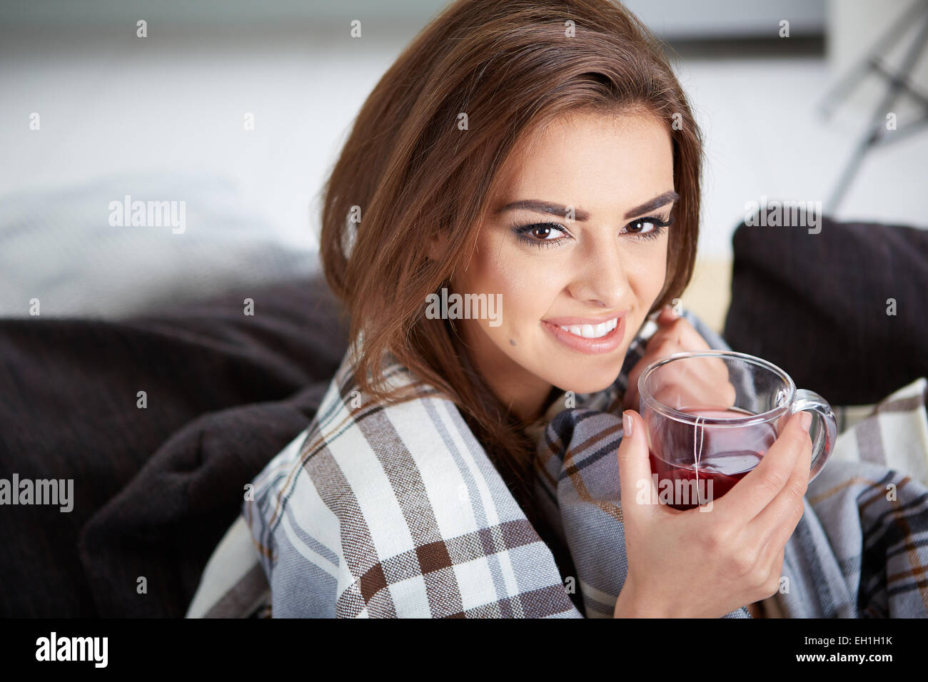 Giovane donna preso un raffreddore Foto Stock