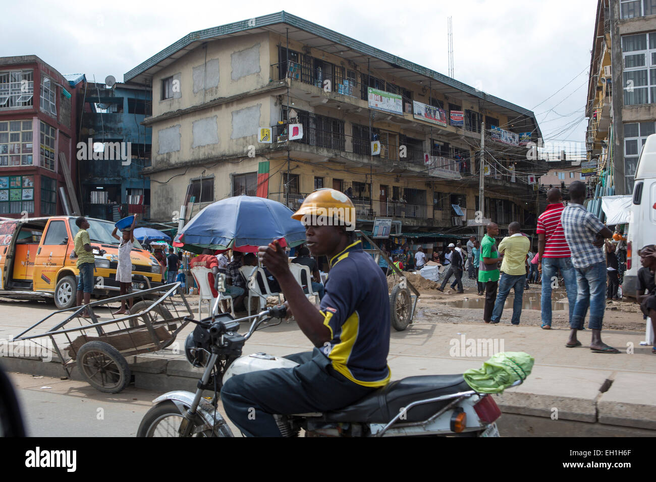 Lagos, Nigeria; una scena di strada nella capitale Foto Stock