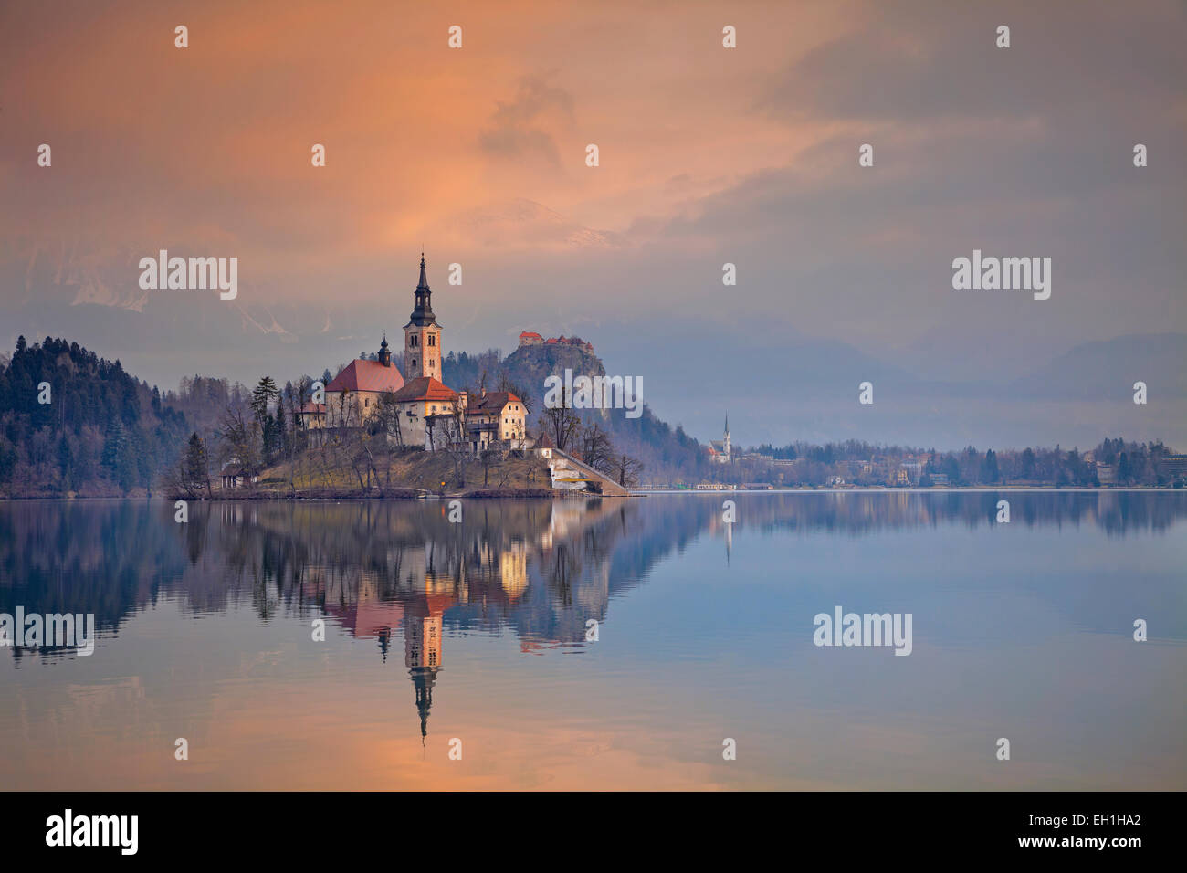 Il lago di Bled. Il lago di Bled con San Marys chiesa dell Assunzione sulla piccola isola. Bled, Slovenia, l'Europa. Foto Stock